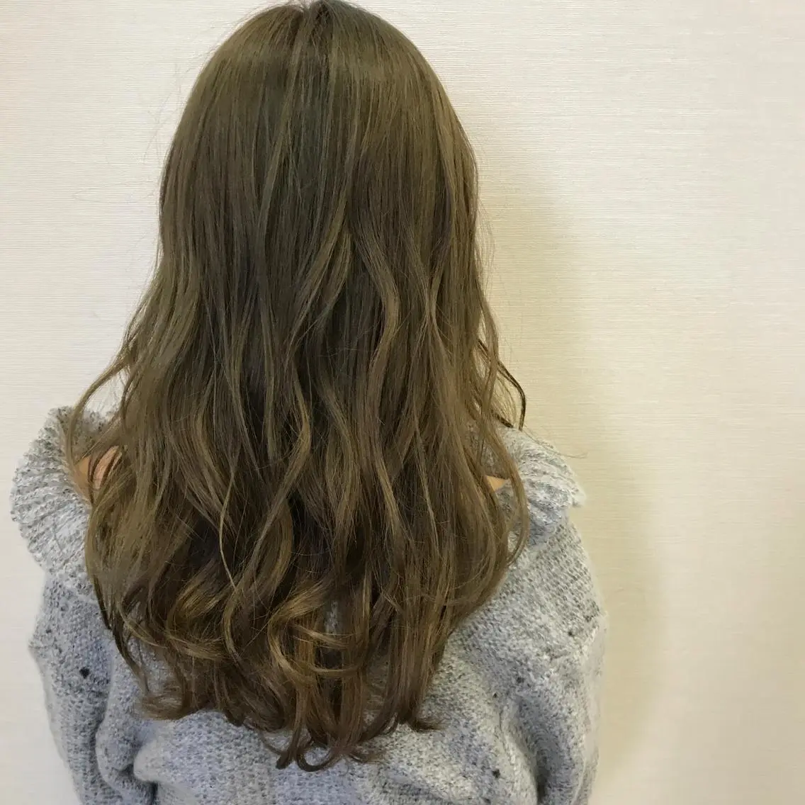 ロング カラー グレージュ イルミナカラー ネイビーカラー 西岡 翼のヘアスタイル