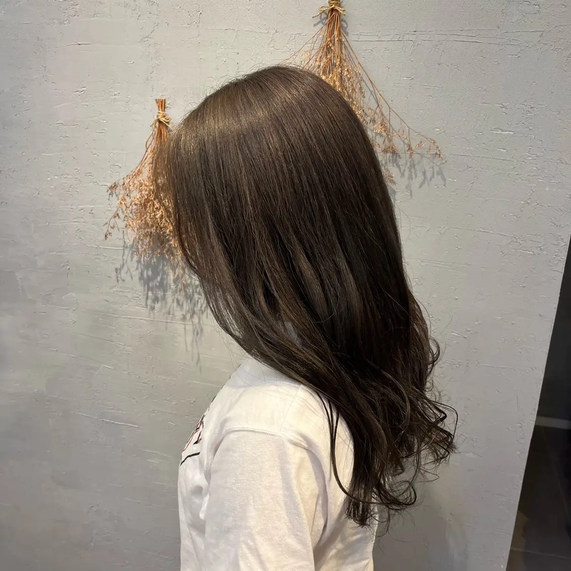 ロング カラー ブリーチ 透明感カラー グレージュ オリーブグレージュ オリーブグレー 倉垣 唯のヘアスタイル