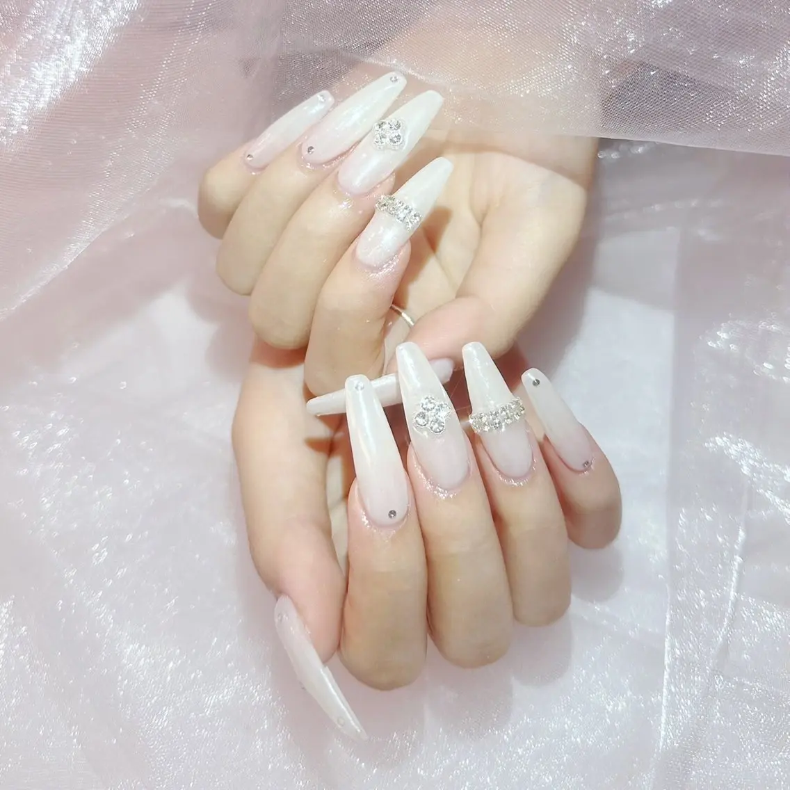 ネイル ミラーネイル ホワイト SALON DOUDOUのネイルデザイン