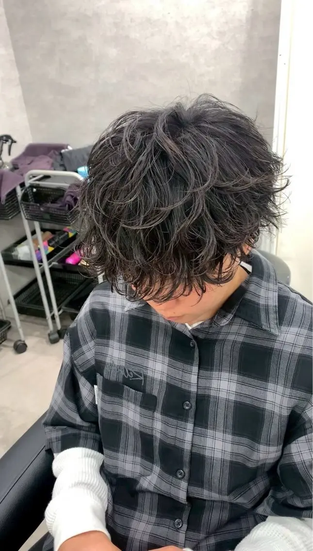 ショート パーマ ヘアアレンジ メンズ メンズパーマ メンズツイストパーマ 波巻きパーマ ツイストパーマ トリートメント ヘッドスパ ヘアセット 🔥ニュアンス フェザー小林海斗🔥のヘアスタイル
