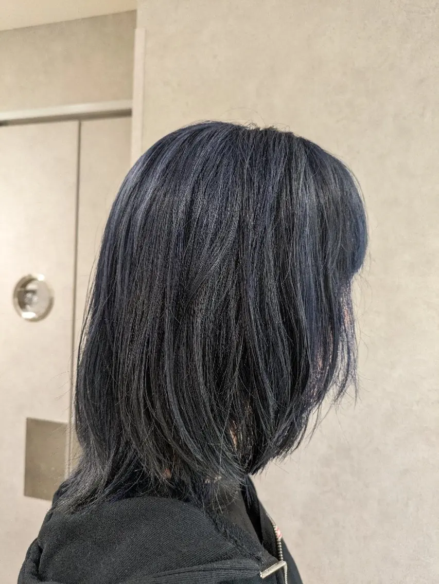 カラー 黒髪 ブルーカラー ブルーブラック ダブルカラー Director金野 麻衣子のヘアスタイル
