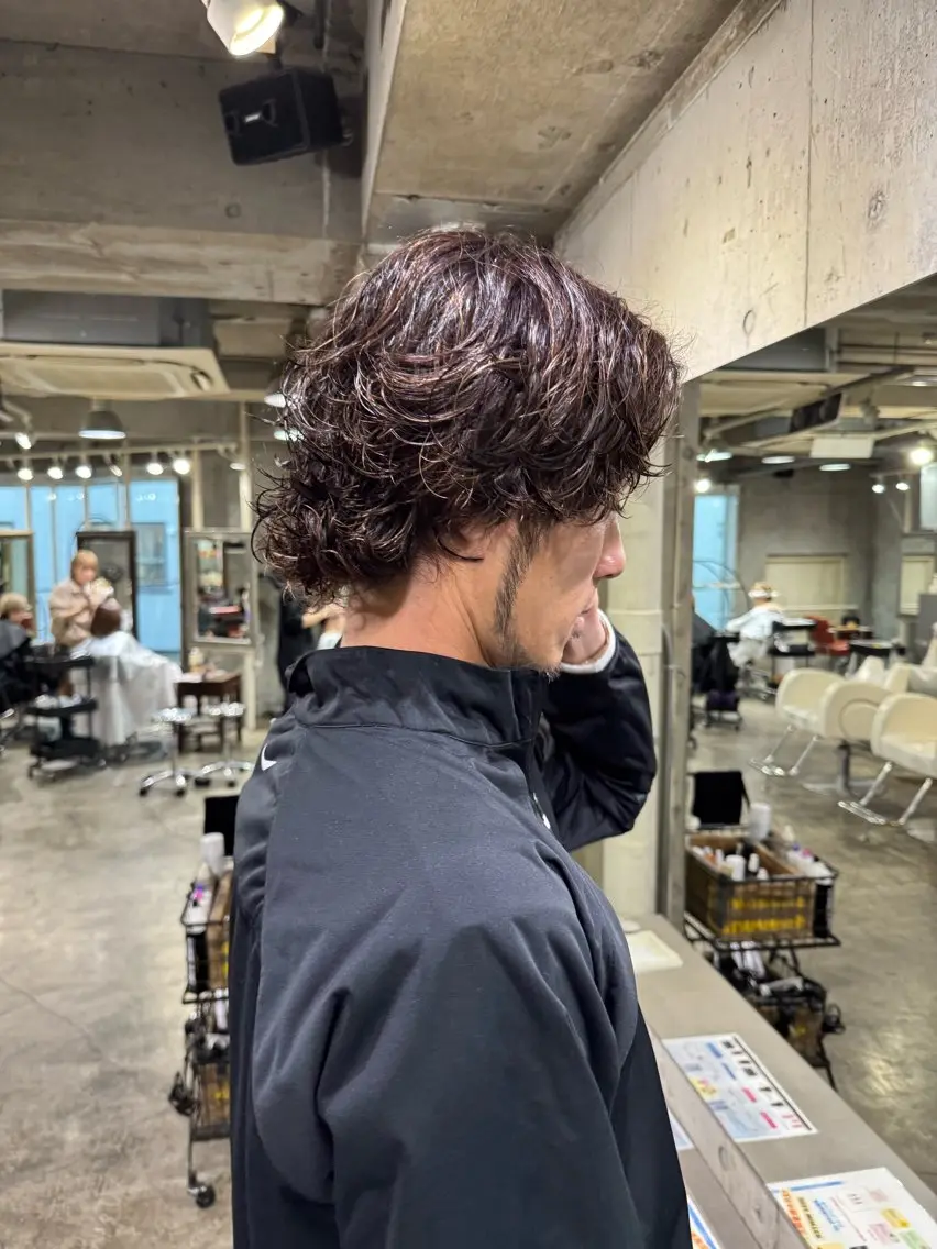ミディアム カラー パーマ メンズ ミディアムパーマ メンズパーマ スパイラルパーマ カット パーマ トリートメント サロンドミルク 原宿のヘアスタイル