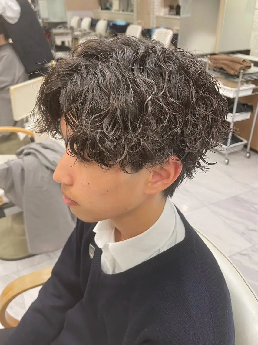 ショート パーマ メンズ センターパート メンズパーマ ツイストスパイラルパーマ デート スパイラルパーマ 🍒KUMAGAI 🍒のヘアスタイル