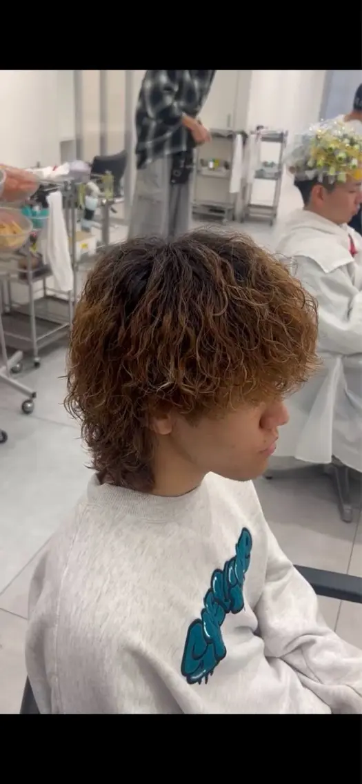 カラー パーマ メンズ メンズパーマ メンズウルフカット ウルフカット 佐々木 輝のヘアスタイル