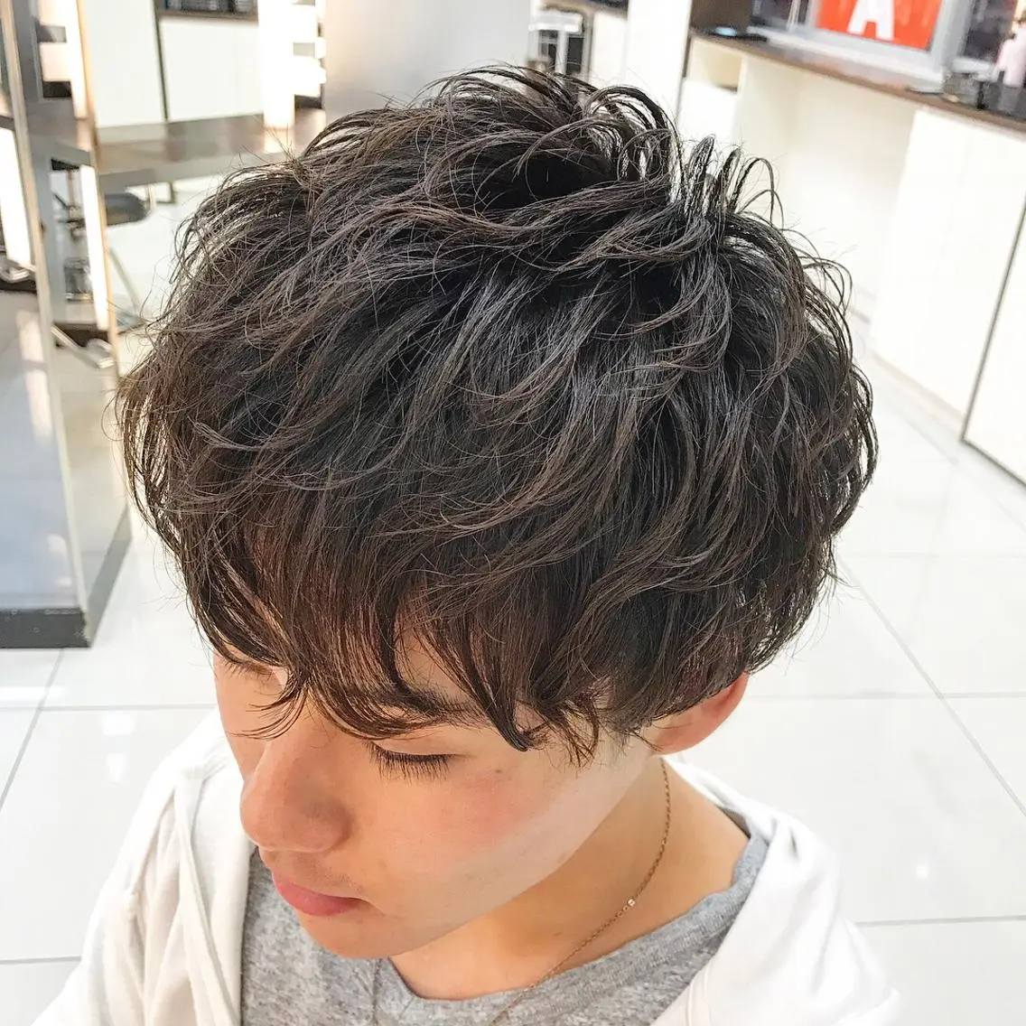 ショート カラー パーマ メンズ マッシュ メンズパーマ グレージュ 🟦横浜駅メンズパー マ｜小上馬淳司🟦のヘアスタイル