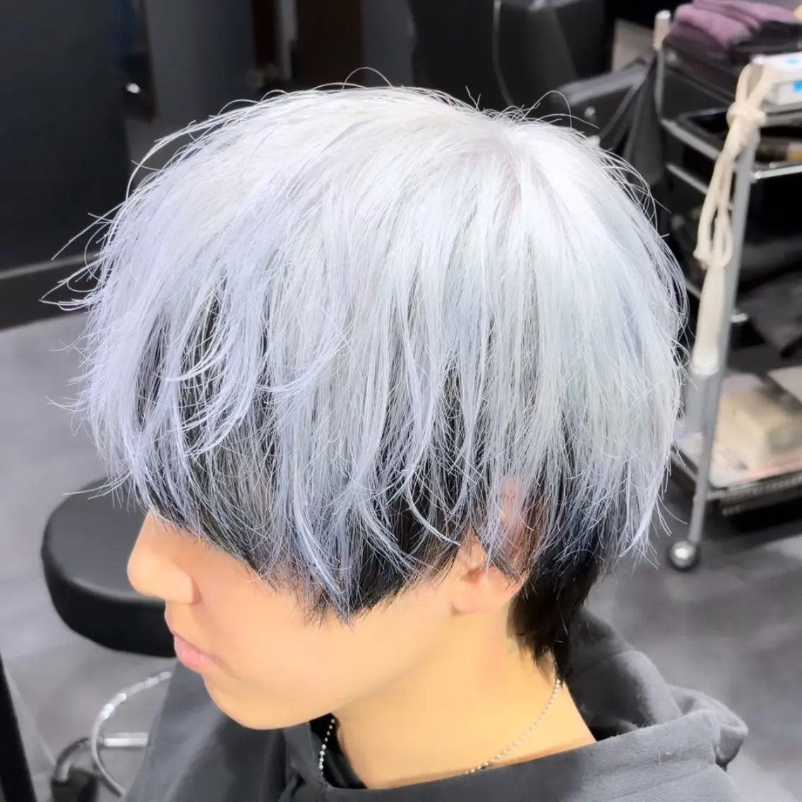 ショート ツートーンカラー カット ヘアカラー メンズハイトーン 佐藤智頼のヘアスタイル