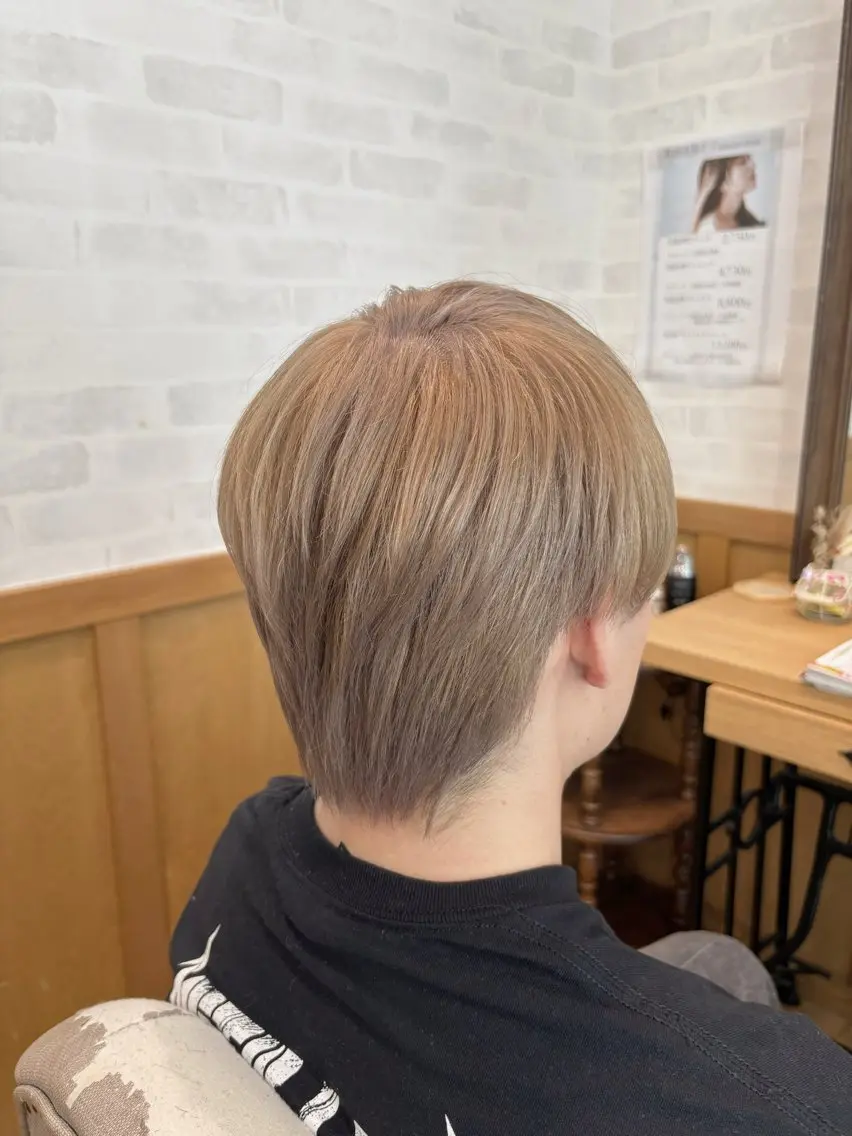 ショート カラー ベージュカラー ブリーチ ハイトーンカラー ミルクティーベージュ カット ヘアカラー トリートメント 杉山 晃太のヘアスタイル