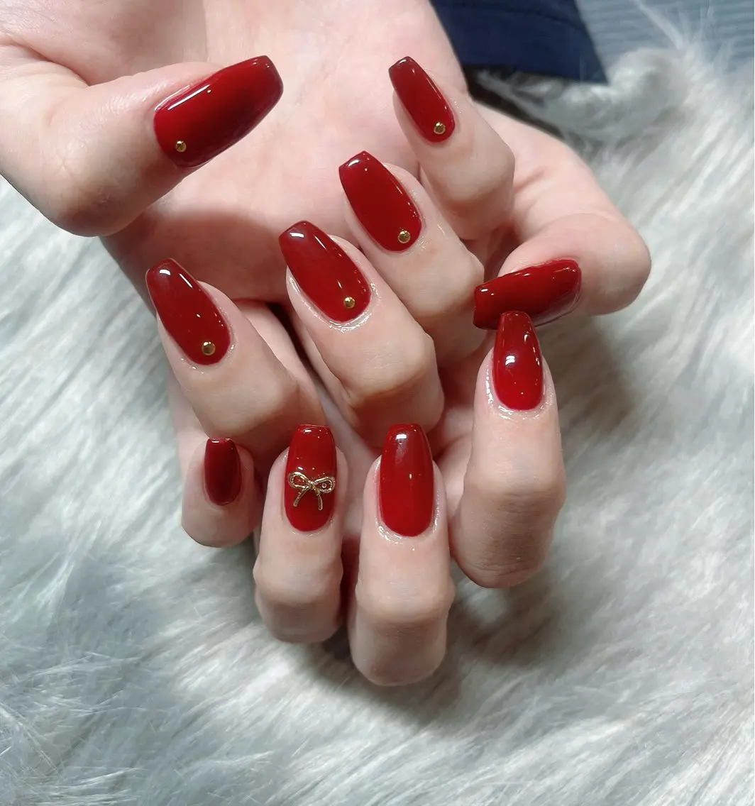 ネイル ボルドー ワンカラーネイル 赤色 リボン シンプルネイル nail patio 新越谷 yukiのネイルデザイン