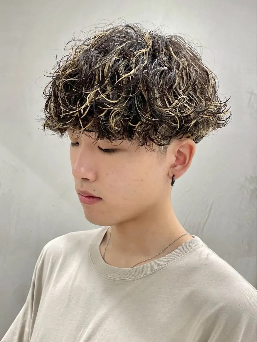 ショート パーマ メンズ メンズハイライト 刈り上げ 波巻きパーマ ハイライト メンズパーマ 名古屋/水谷颯のヘアスタイル