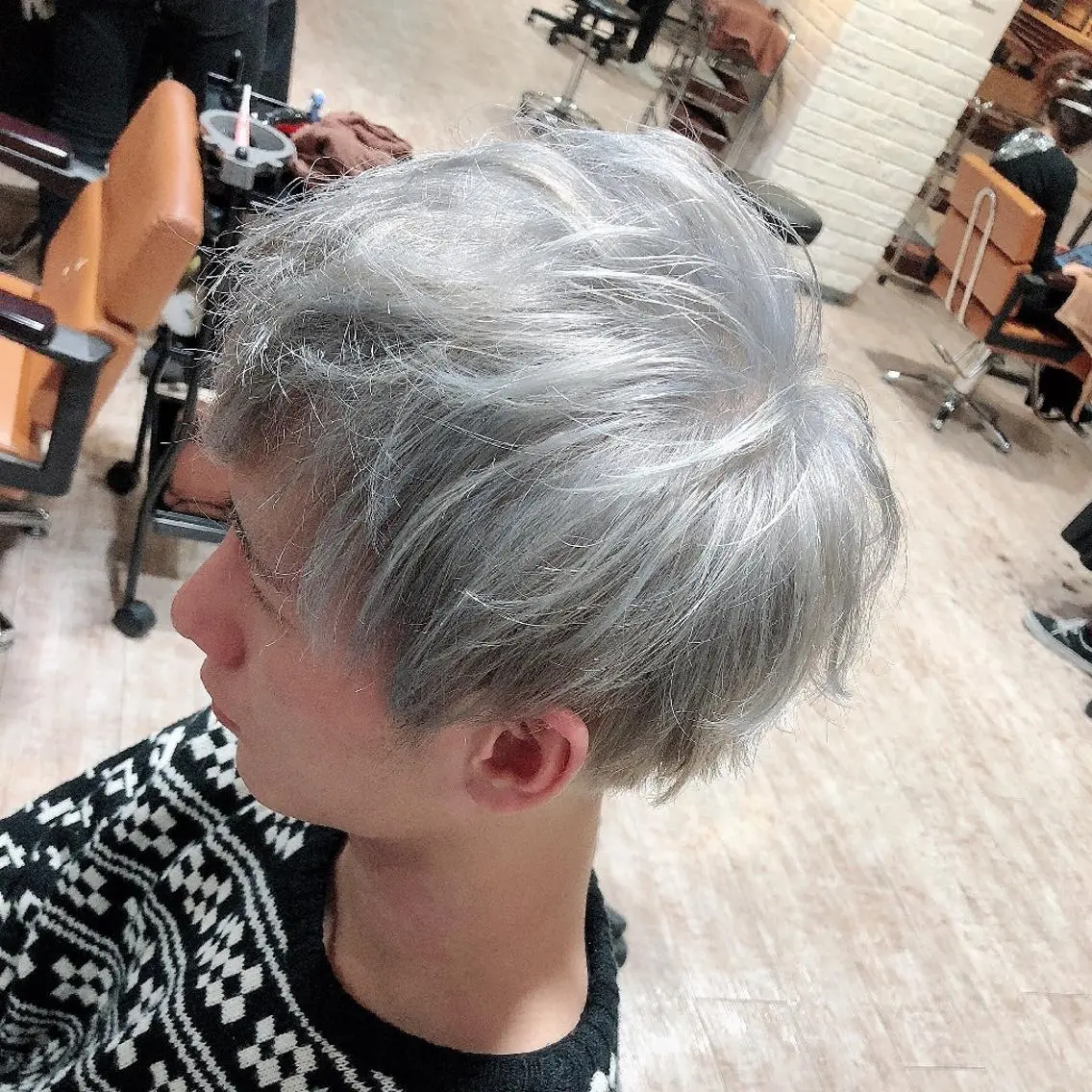 ショート カラー メンズ シルバー ヘアカラー トリートメント ブリーチカラー🌈 嘉名 真樹のヘアスタイル
