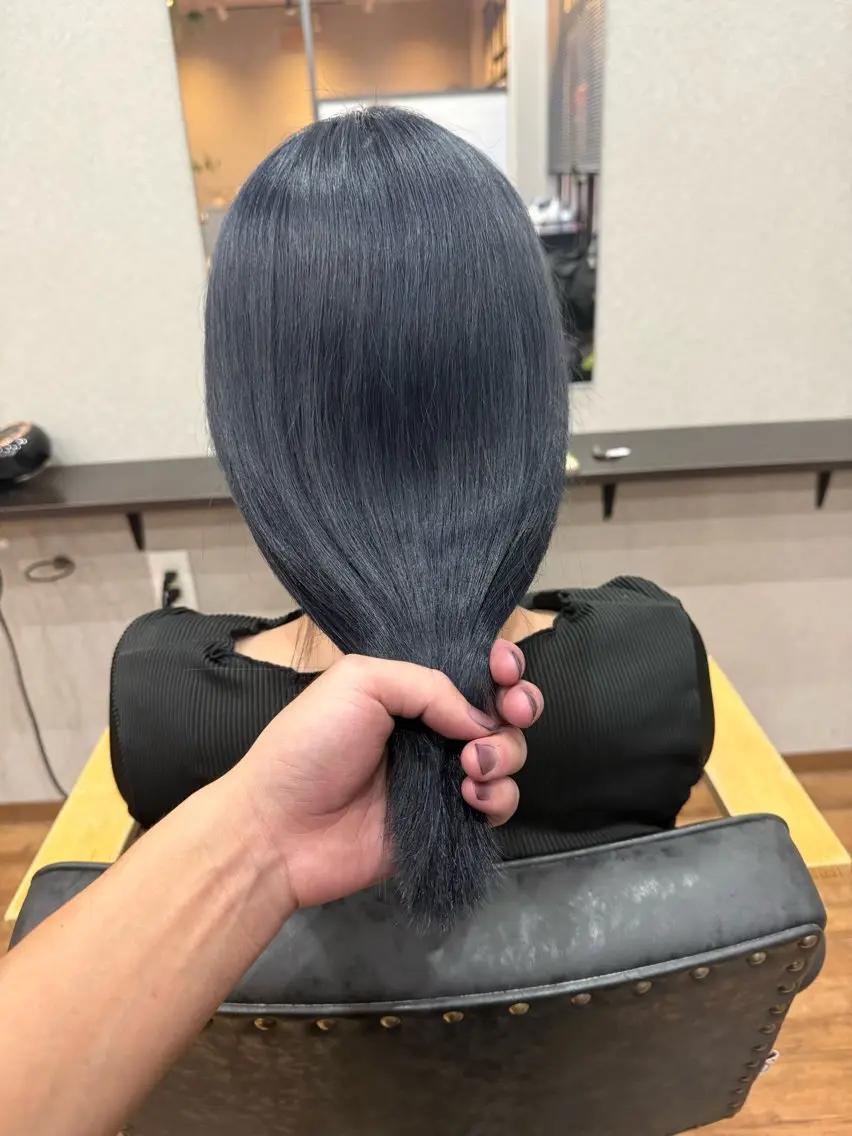 ロング カラー 黒髪 ブルーカラー ブルーブラック カット ヘアカラー 鵜飼 真伍のヘアスタイル