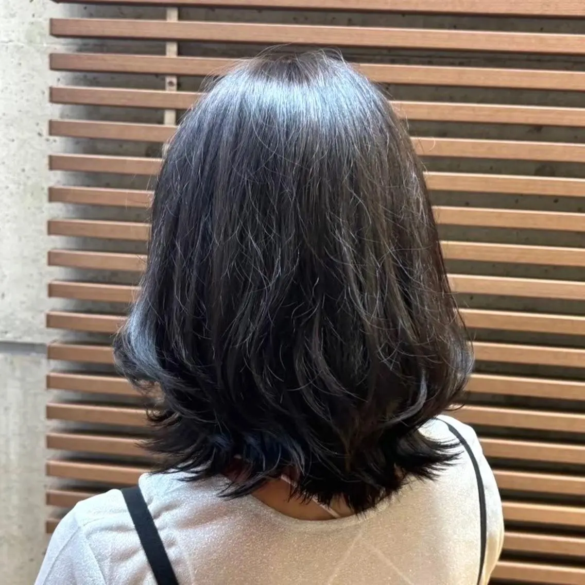 ミディアム ボブ 外ハネヘア カット ヘアカラー 秋山 達乃進のヘアスタイル