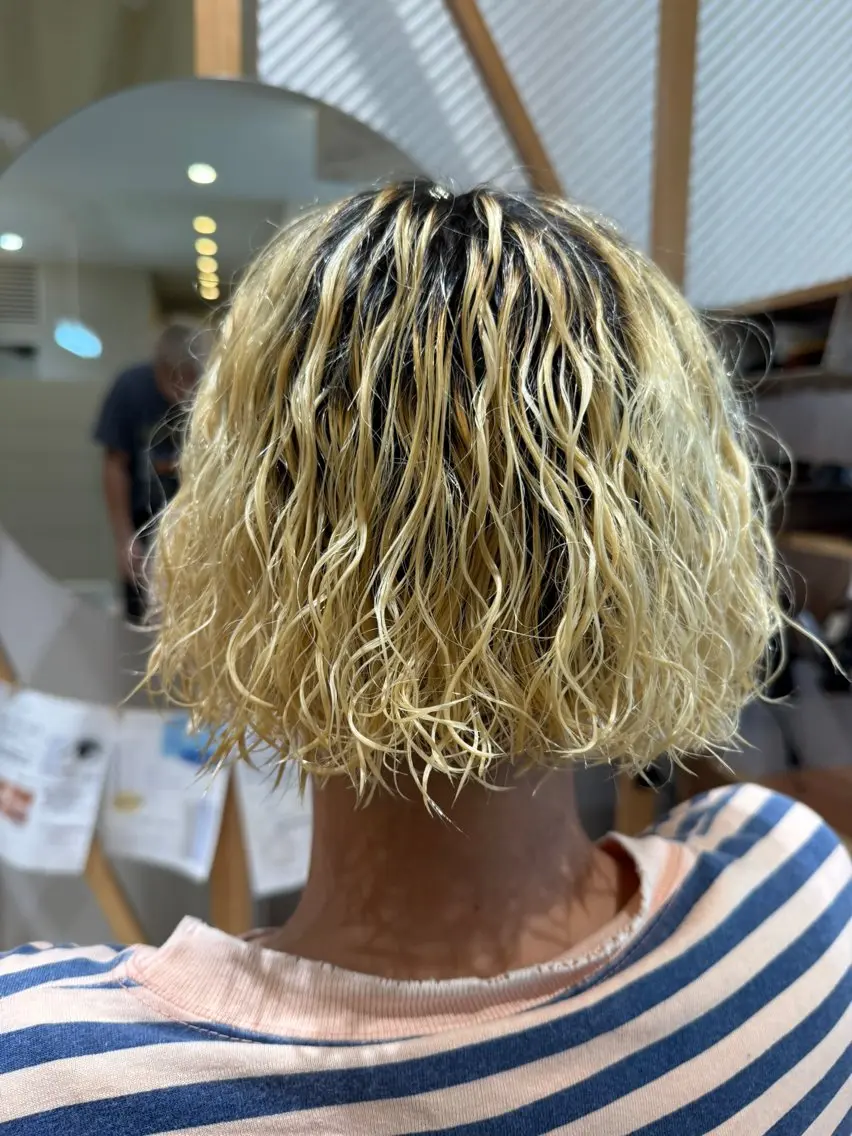 フルチェンジメニュー✂️ツイスト／スパイラル／波巻きなどパーマの種類も幅広く対応◎カラーは色落ちまで計算して提案しますの写真