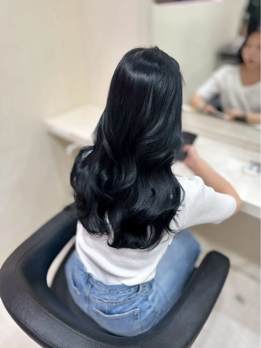 カラー 黒髪 ブリーチ ブルーカラー ブルーブラック 透明感カラー カット ヘアカラー トリートメント ヘッドスパ ハイトーン/ホワイト /ブルー/りくとのヘアスタイル