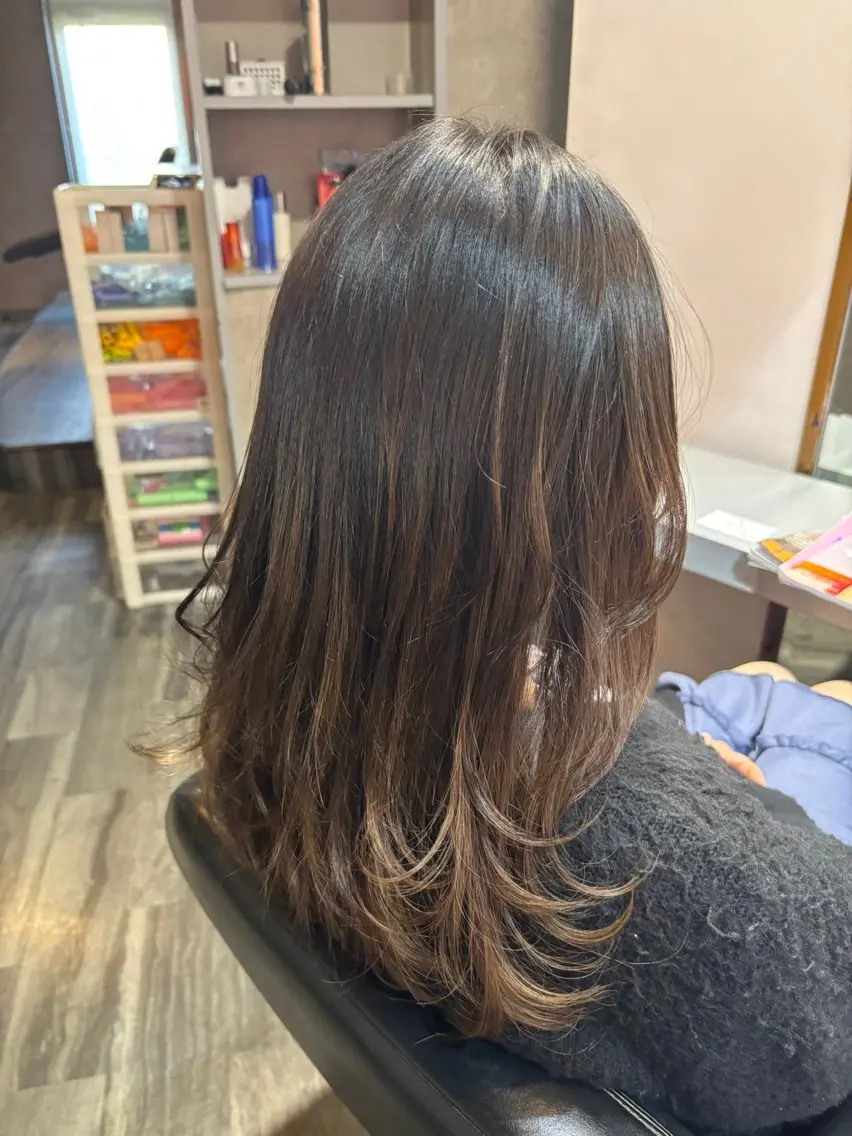 セミロング ハッシュカット ハイレイヤー レイヤーカット 杉山 晃太のヘアスタイル