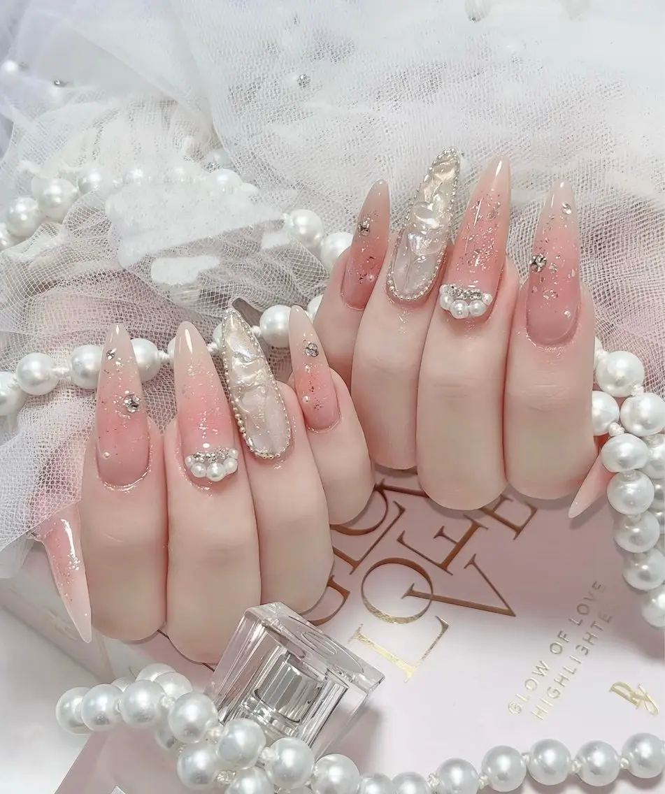 ロング 外国人風カラー 韓国風ヘア ハンドネイル E🌷nail 長さだし専門店のネイルデザイン
