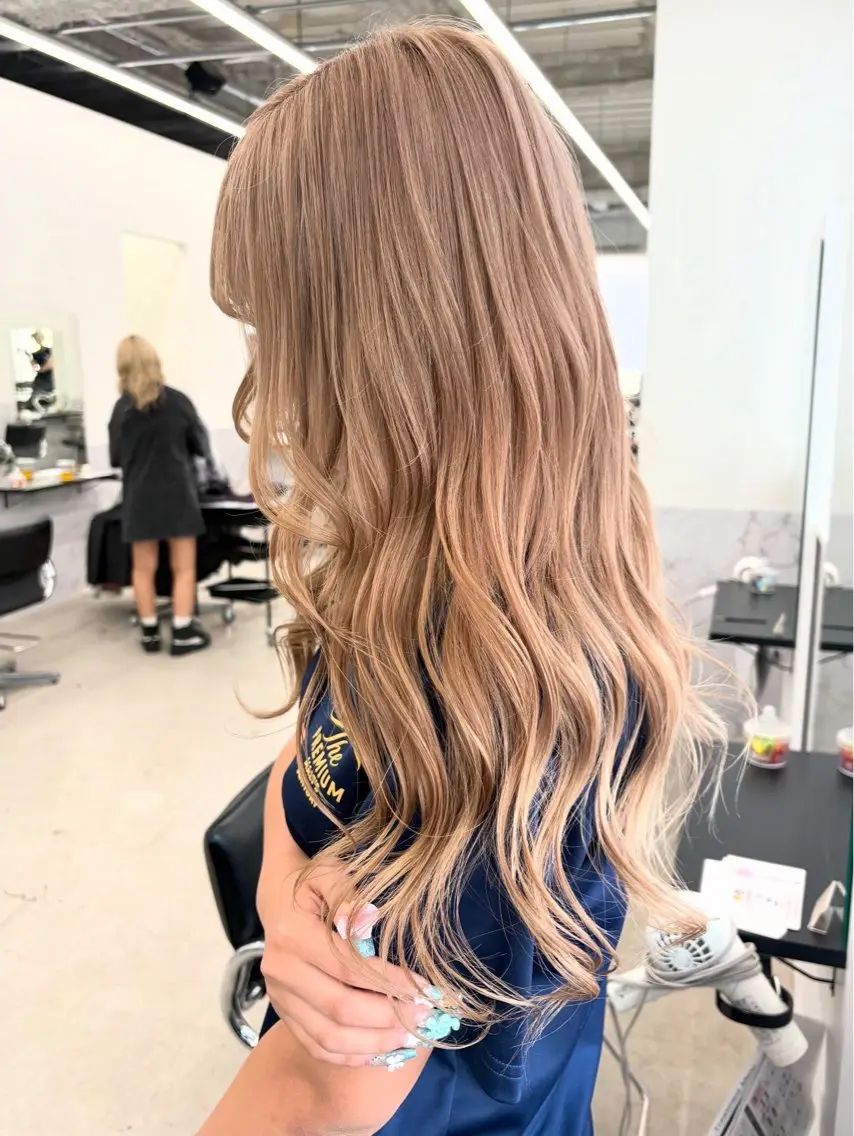 ロング カラー ベージュカラー ブリーチ ケアブリーチ ミルクティーベージュ ヘアカラー ブリーチカラー/ デザインカラー/栄のヘアスタイル