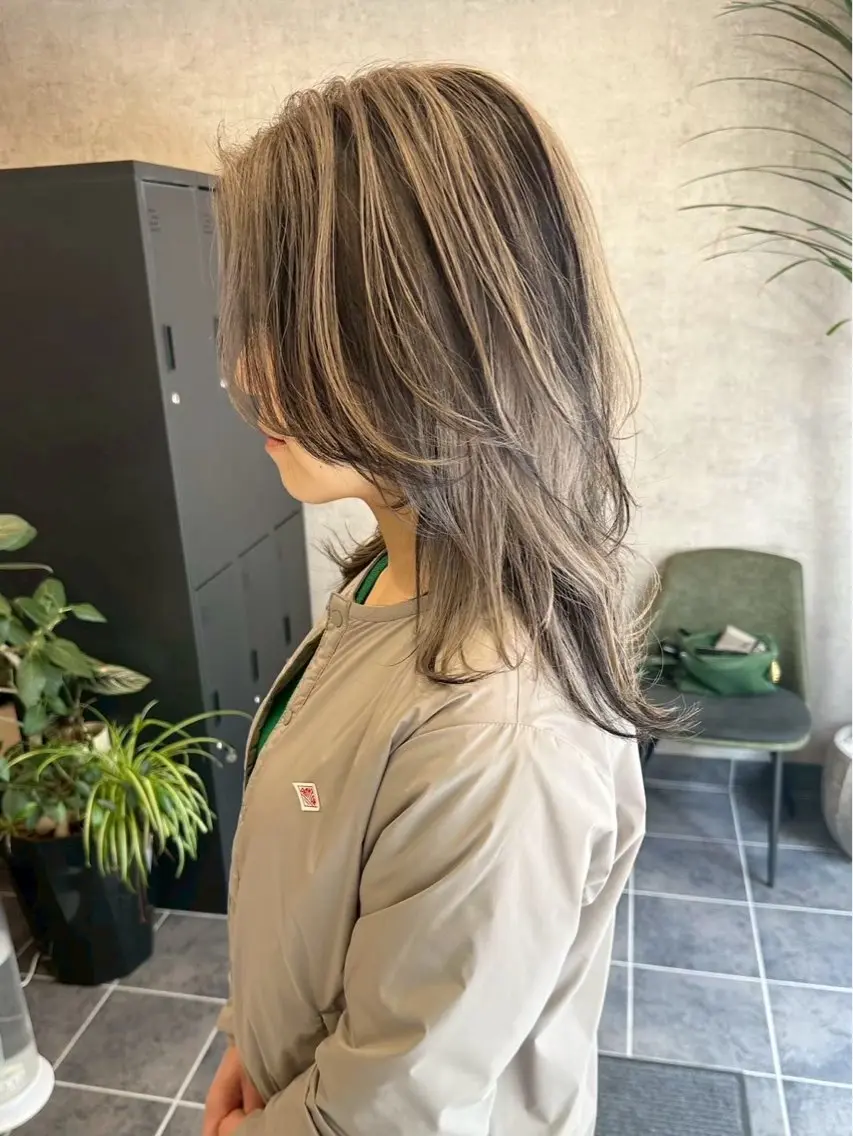 ミディアム カラー 富田 実桜のヘアスタイル