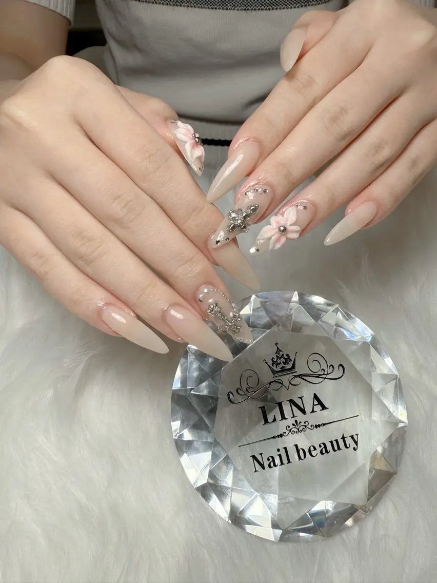 ネイル アートネイル フラワーネイル 韓国ネイル スカルプネイル シルバー Lina  nail beautyのネイルデザイン