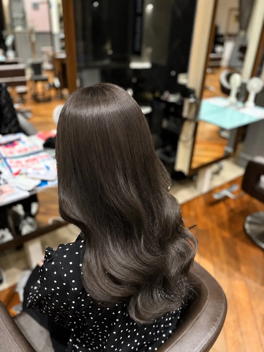 ロング カラー グレージュ 小西 莉央のヘアスタイル