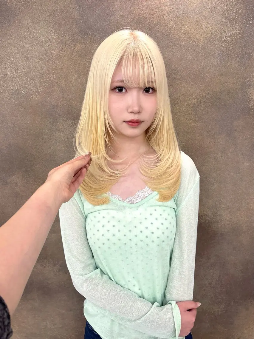 ロング カラー ブロンド ホワイトブロンド レイヤーカット レイヤー/韓国ヘア/ 透明感カラー/ここねのヘアスタイル