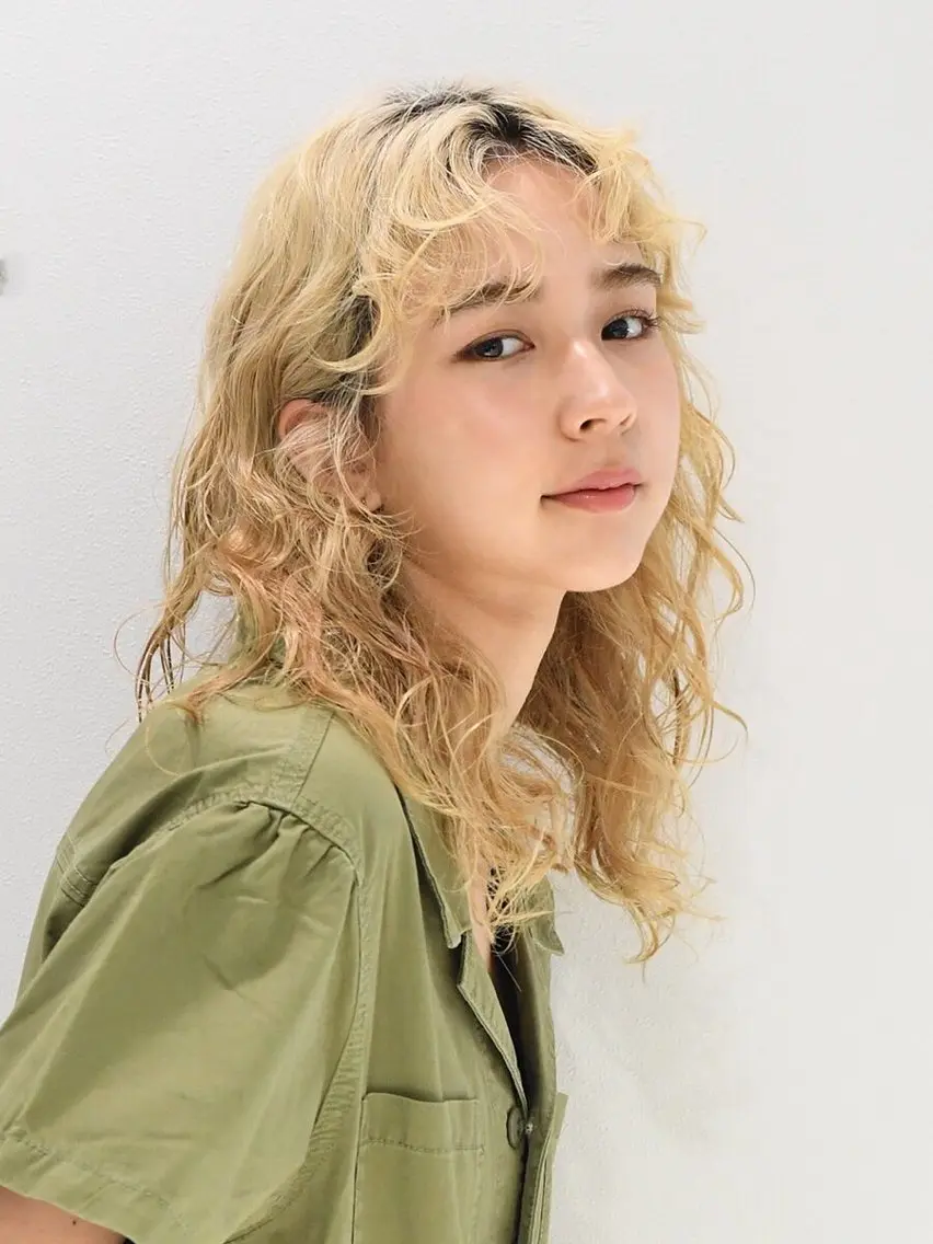 セミロング カラー ブリーチ ダブルカラー ハイライトカラー インナーカラー ブリーチなしカラー アース 新越谷店💇‍♀️のヘアスタイル