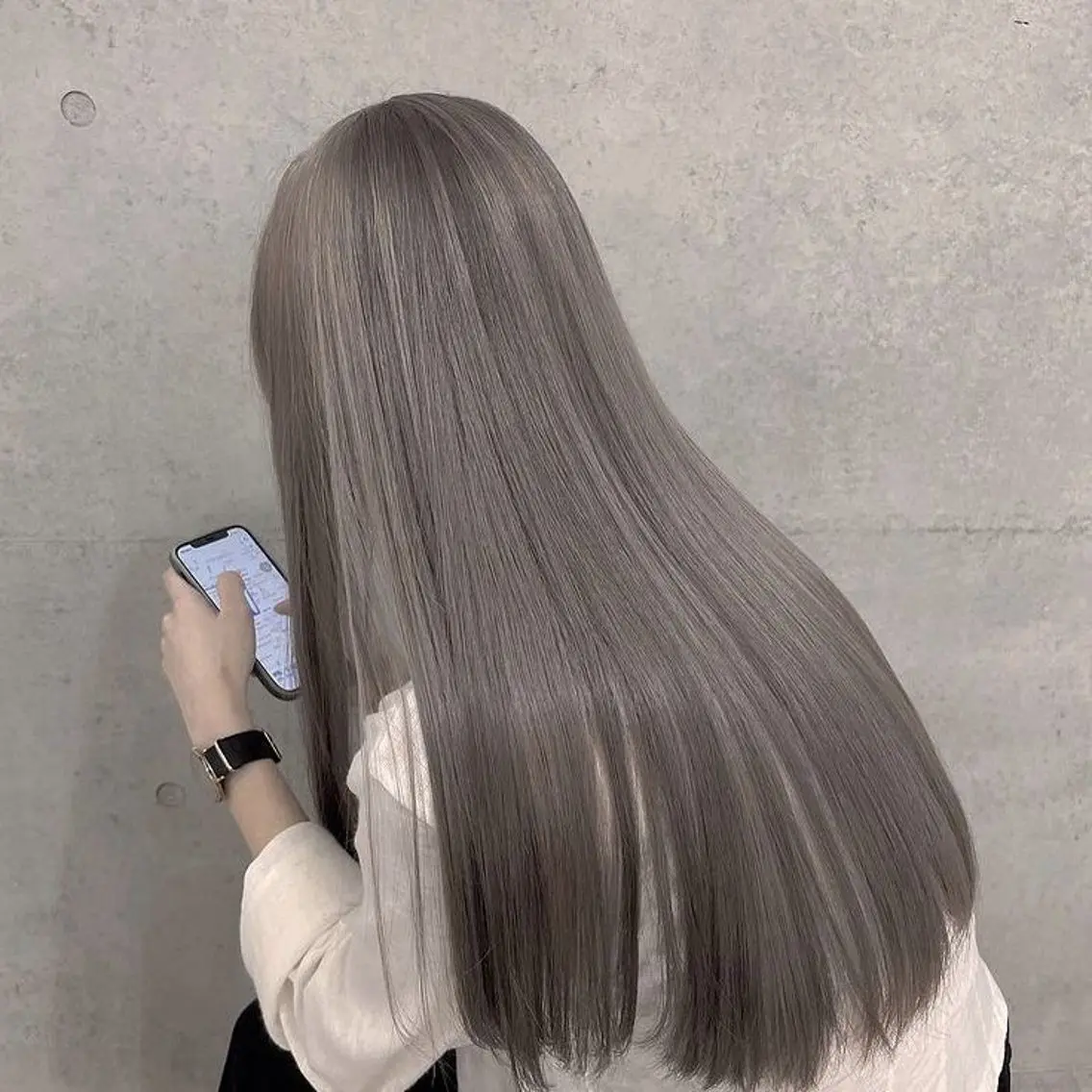 ロング カラー ヘアカラー トリートメント tomoya 透明感のグレージュのヘアスタイル