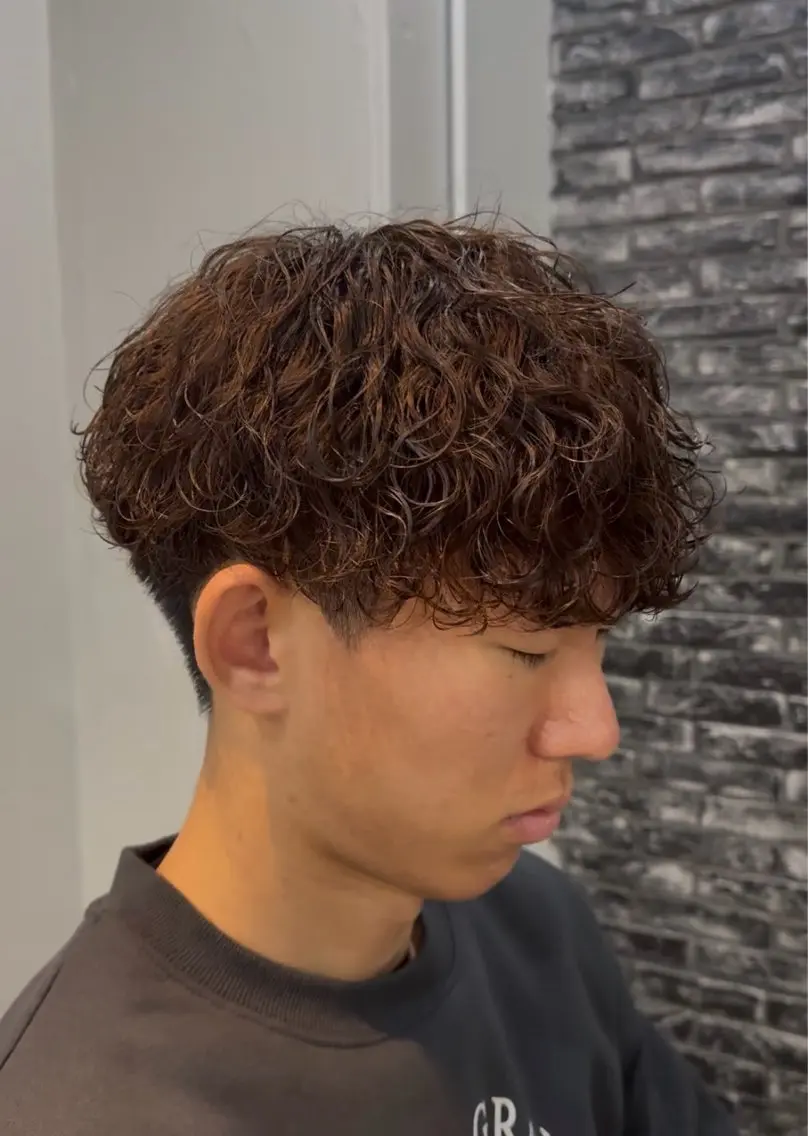ショート パーマ メンズ メンズパーマ 波巻きパーマ カット パーマ メンズパーマ特化 川岸のヘアスタイル