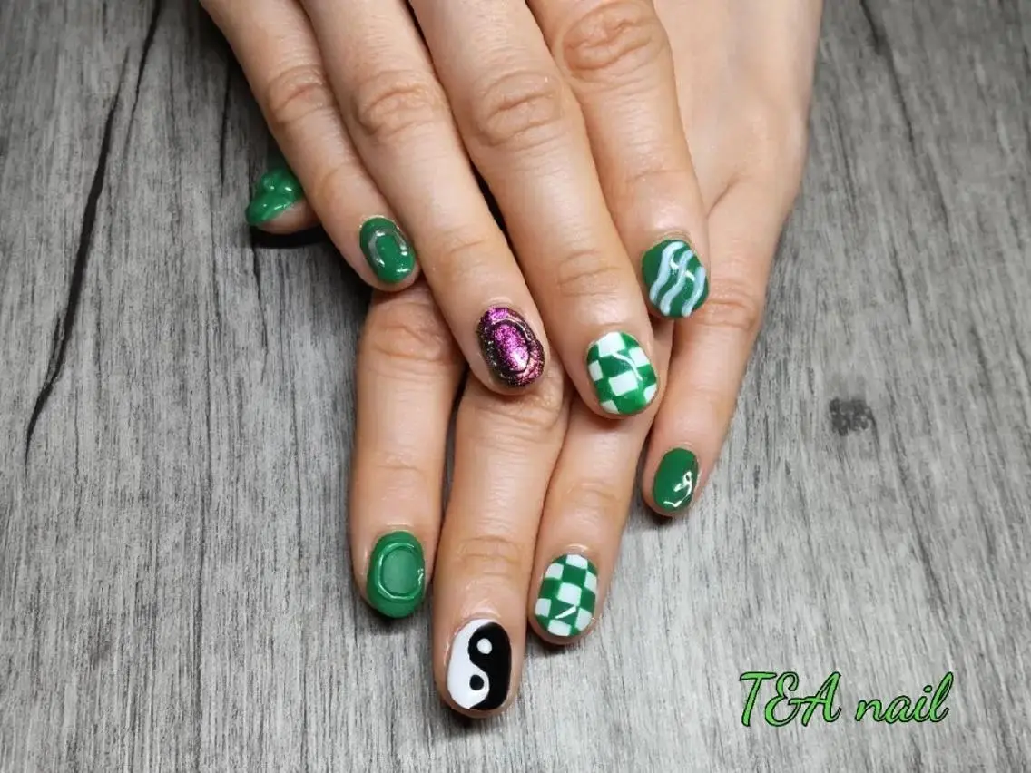 ミディアム ネイル 長さ出し ジェルネイル グリーン ニュアンスネイル スカルプネイル T&A nailのネイルデザイン