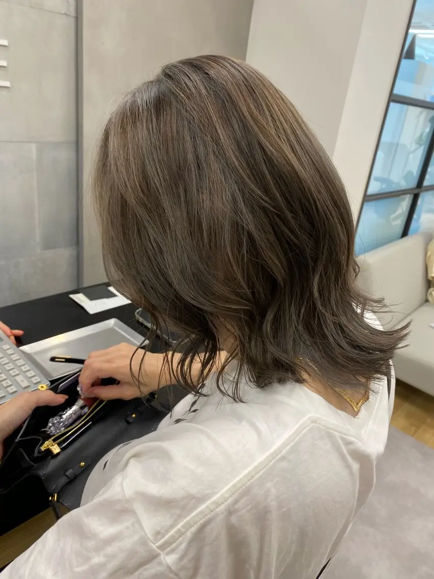 ミディアム カラー グレージュ 中尾 綺のヘアスタイル