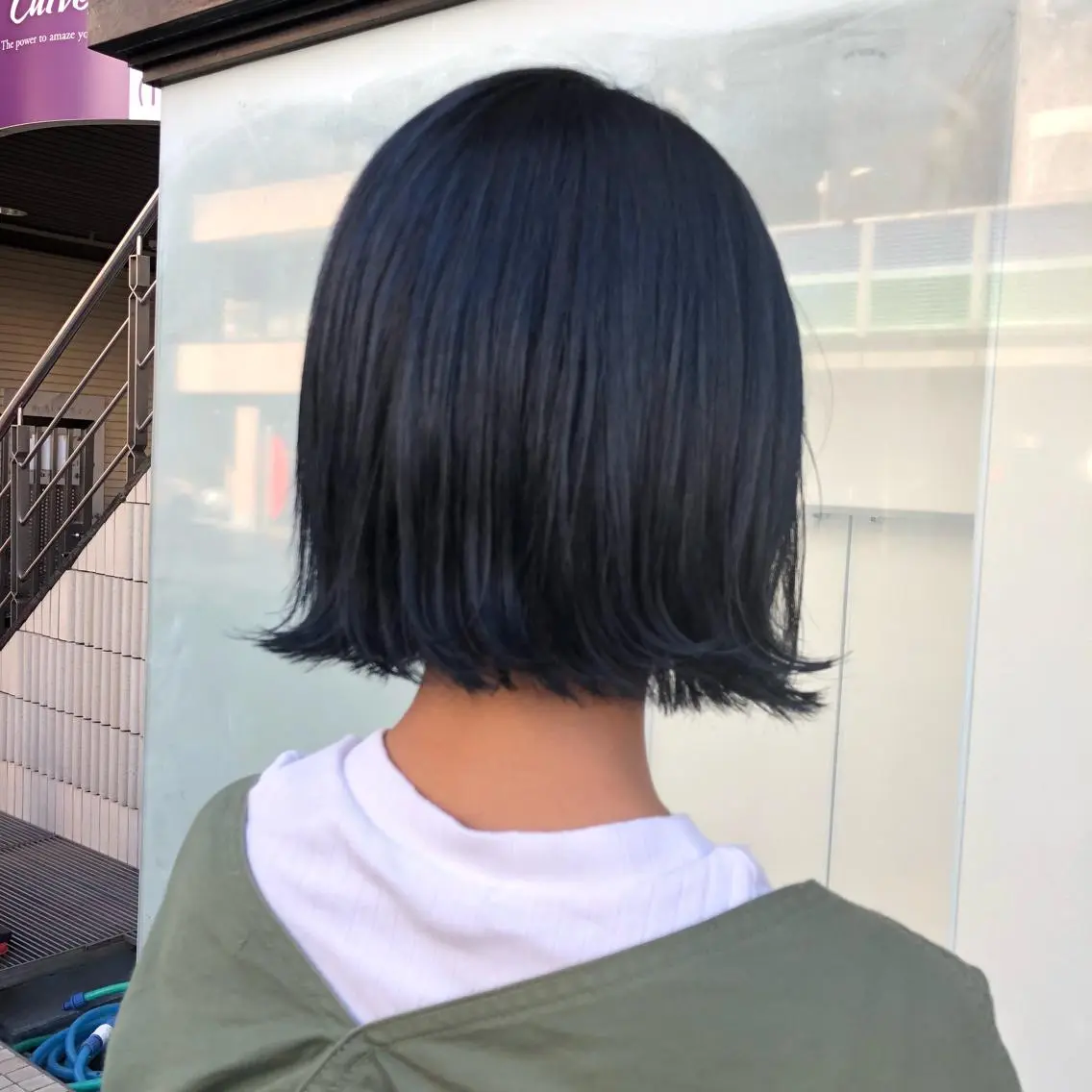 ショート カラー 切りっぱなしボブ ネイビーカラー ボブ 相川 愛実のヘアスタイル