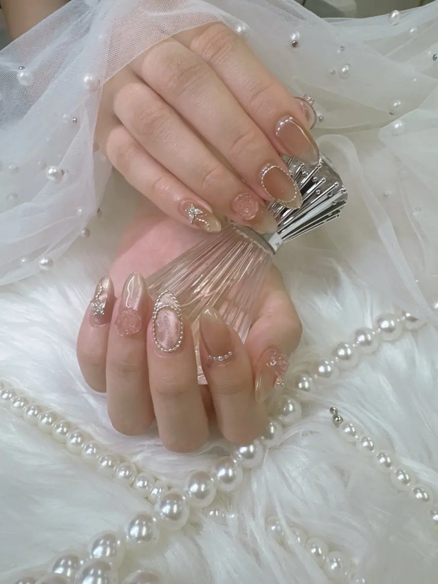 ネイル ボルドー チークネイル ドット 長さ出し フレンチネイル Queeens nailのネイルデザイン