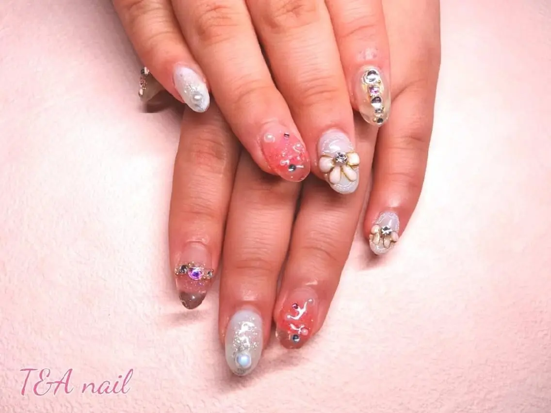 ミディアム ネイル 韓国風ヘア 長さ出し ジェルネイル キラキラネイル 韓国ネイル T&A nailのネイルデザイン
