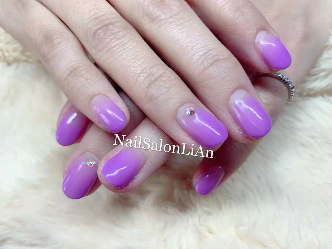 ネイル グラデーション ストーンネイル ハンドネイル NailSalon LiAnのネイルデザイン