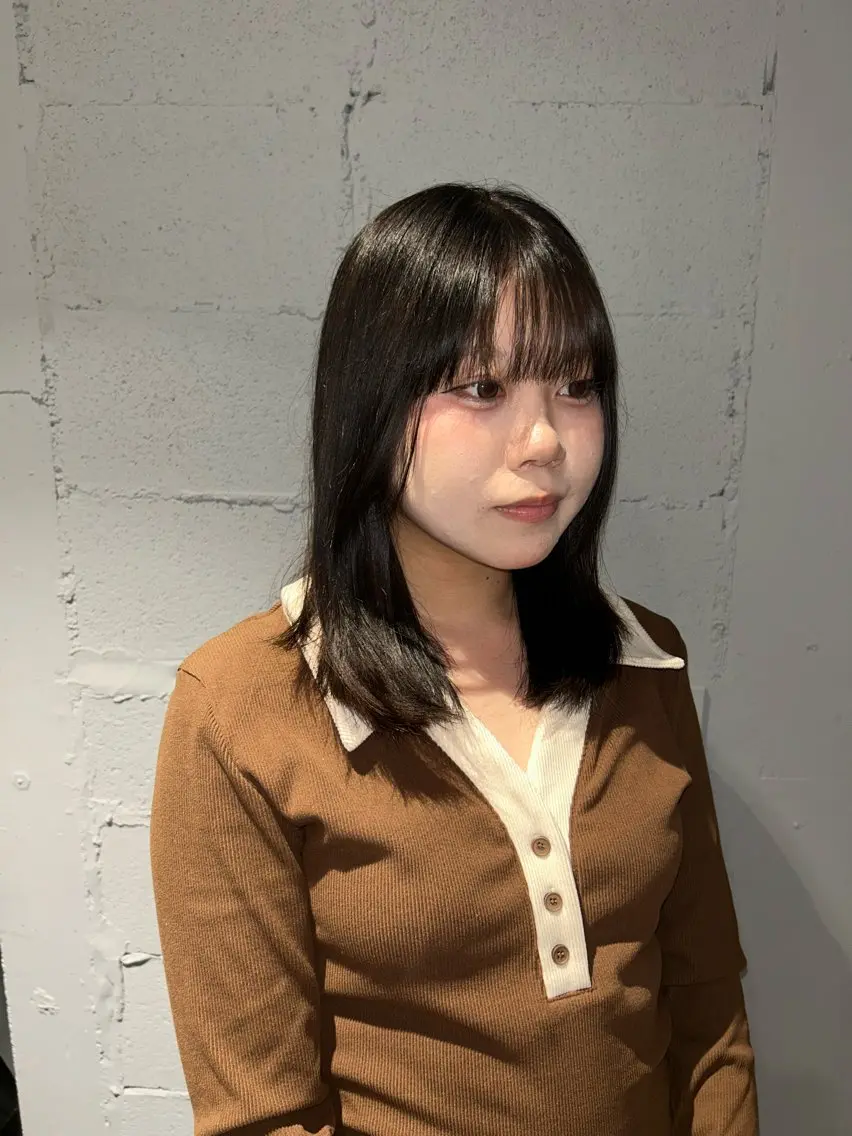 セミロング カラー アダチ ヒナタのヘアスタイル
