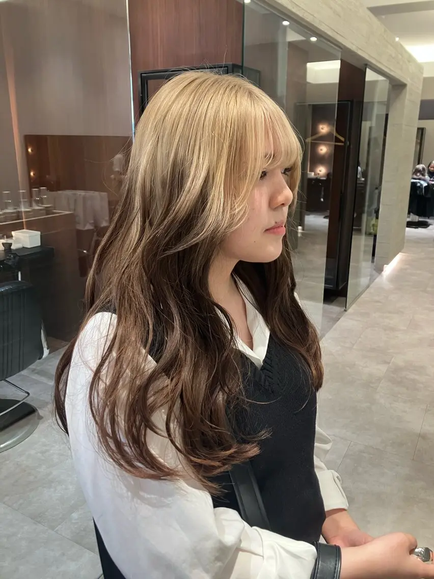 ロング カラー ヘアカラー サキ🤍ハイトーン 🩰くびれ巻きヘアのヘアスタイル