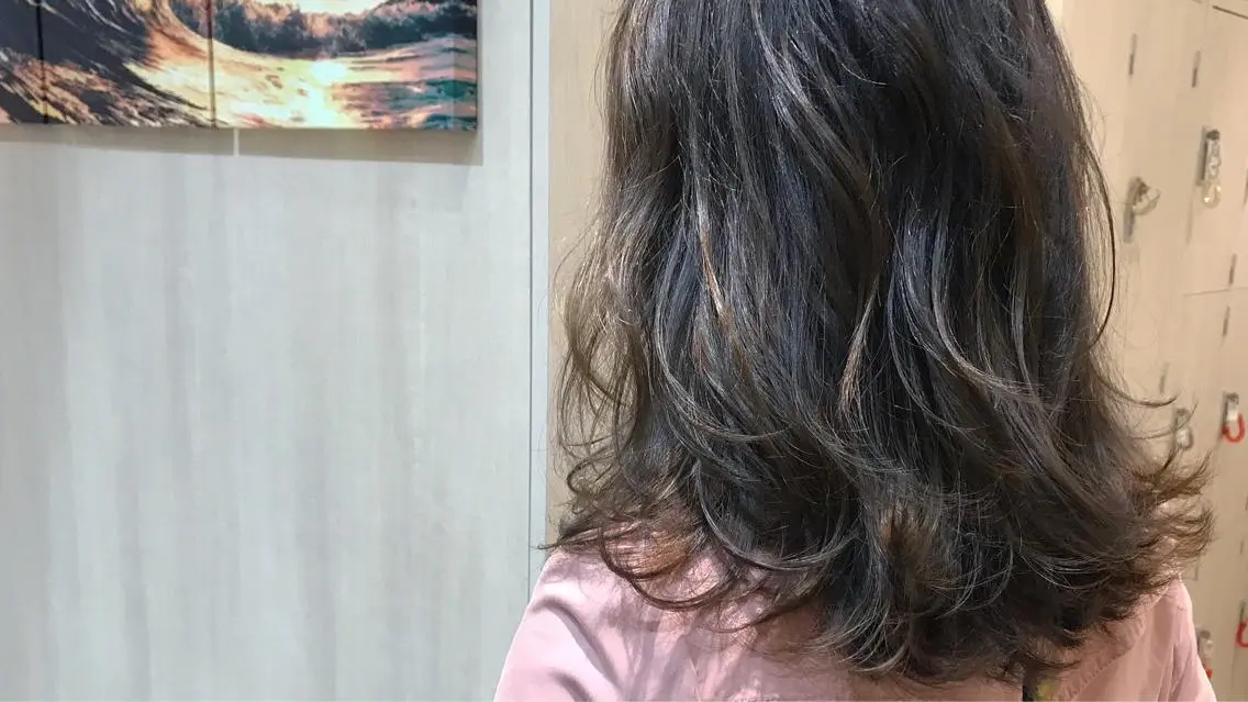 ミディアム カラー ハイライトカラー ハイライト 当日予約🆗✂︎ ウエモト タクのヘアスタイル