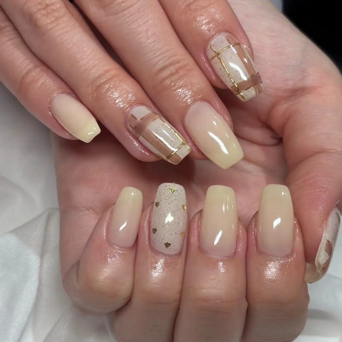 ネイル ジェルネイル ハート ホワイト ハンドネイル nailist mayu 💅🏻のネイルデザイン