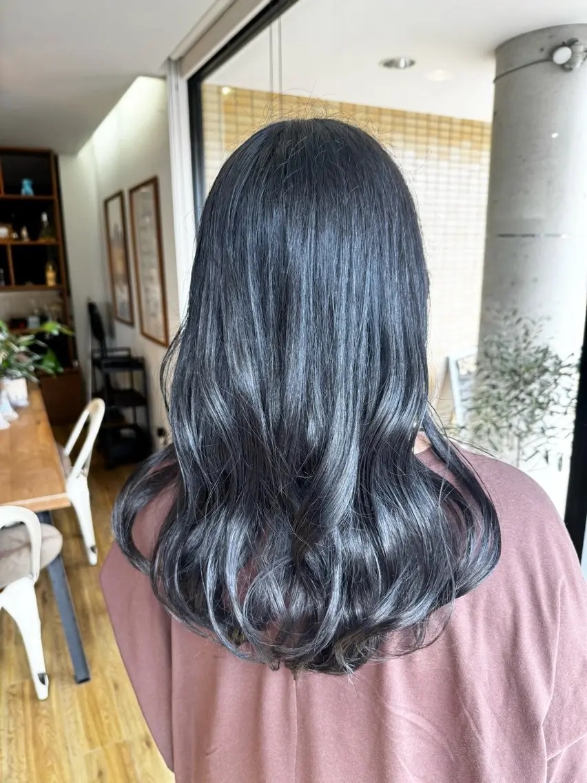 ロング カラー 黒髪 ブルーカラー ブルーブラック ヘアカラー トリートメント ツキダテ ユイのヘアスタイル