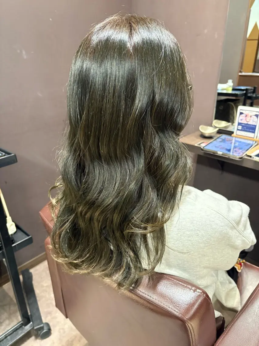セミロング カラー グレージュ オリーブグレージュ オリーブグレー 小池 穂果/ 府中のヘアスタイル