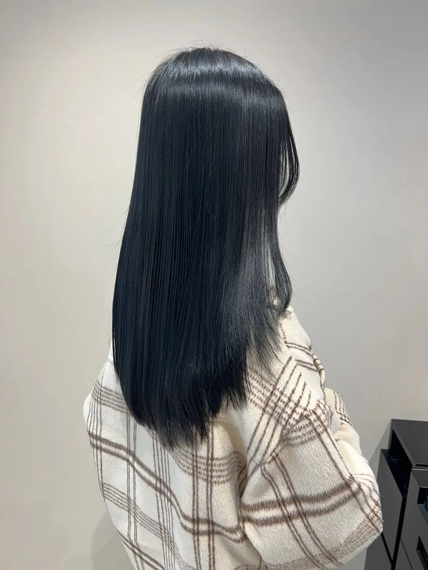 ロング カラー ダークグレー ヘアカラー トリートメント THINK SHOP sakiのヘアスタイル