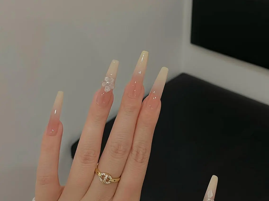 ネイル フレンチネイル ガーリー ホログラムネイル キラキラネイル ロングネイル ハンドネイル ハンドケア 🎀Momo 🎀のネイルデザイン