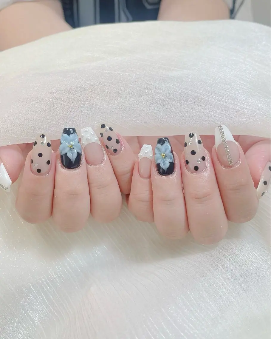 ネイル チークネイル ドット フラワーネイル フレンチネイル キラキラネイル ハンドネイル Speraネイル 大宮店🎀のネイルデザイン