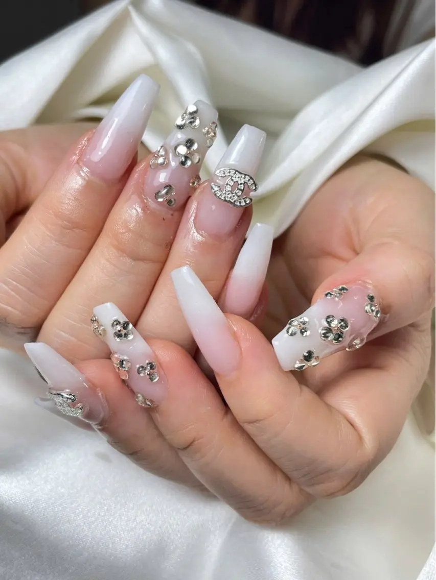 ネイル チークネイル 長さ出し フットネイル ジェルネイル 卒業式 𝓐𝓷𝓻𝓲 XiinhNailのネイルデザイン