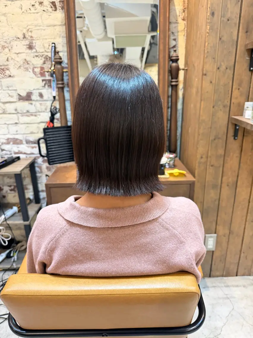 ミディアム カラー 切りっぱなしボブ ブラウンカラー チョコレートブラウン ボブ 外ハネヘア カット ヘアカラー トリートメント 七井 香奈 (なないかな)のヘアスタイル