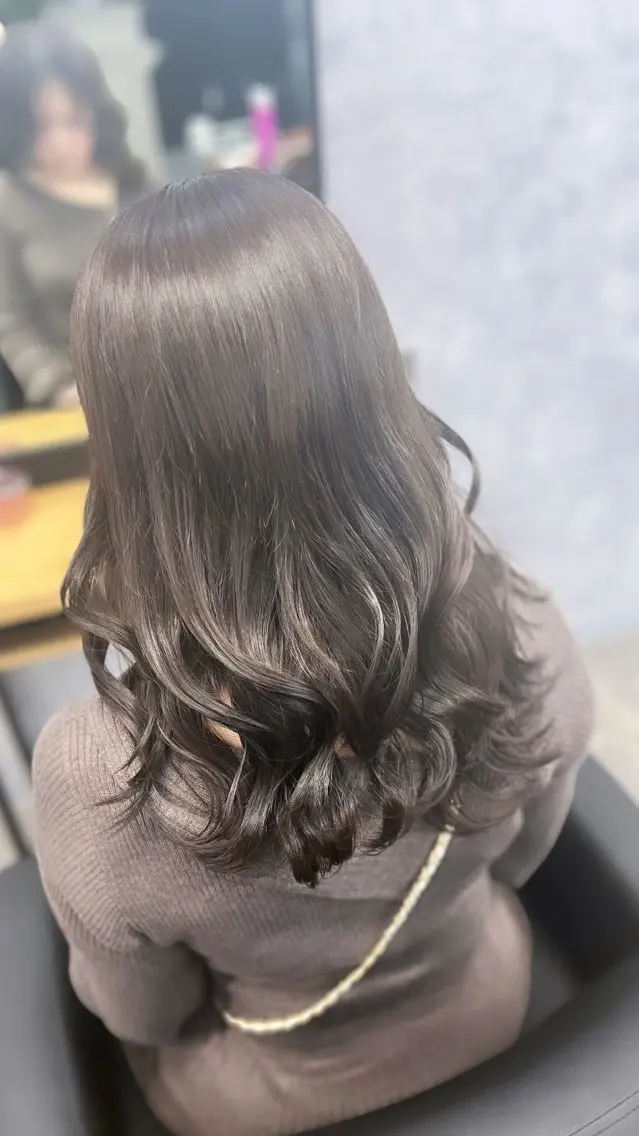 セミロング カラー アディクシーカラー ベージュカラー グレージュ イルミナカラー シルバー カット ヘアカラー トリートメント 熊谷 有紗のヘアスタイル