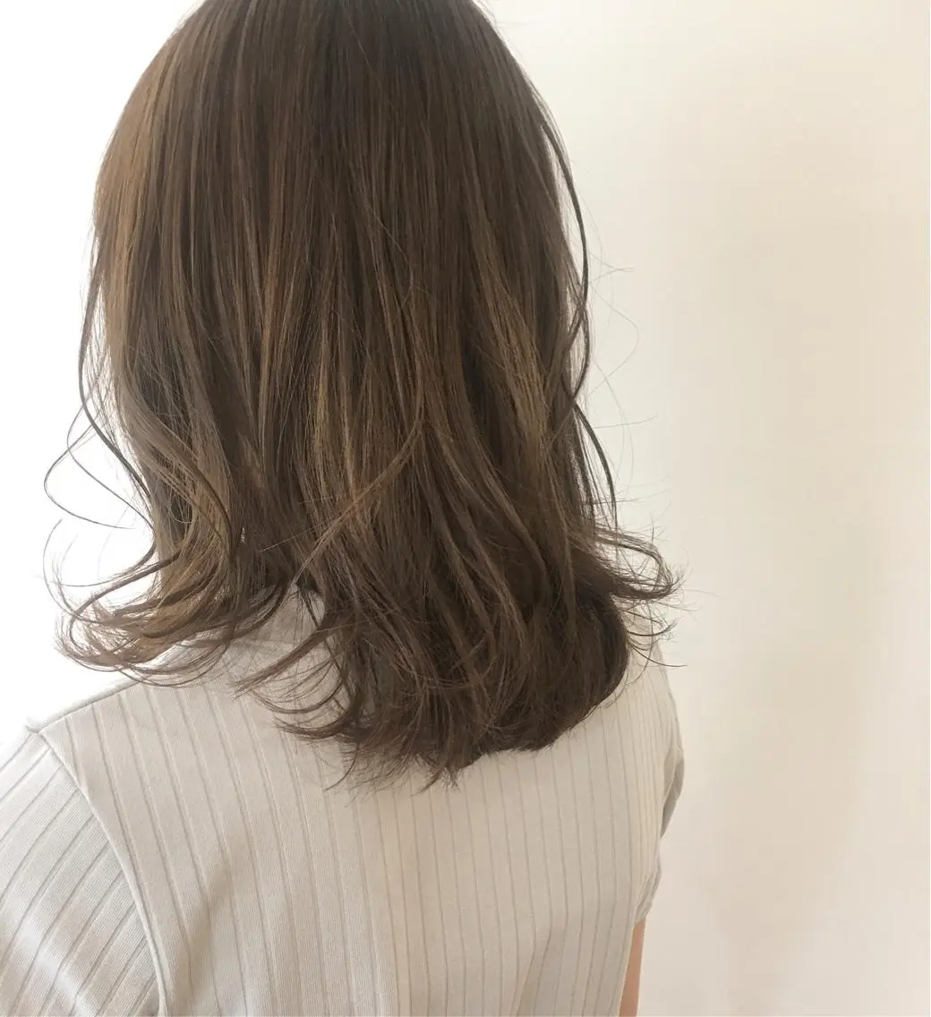 セミロング カラー アッシュ ベージュカラー ラベンダーカラー ラベンダーアッシュ 透明感カラー 🎀エリコ🌈のヘアスタイル