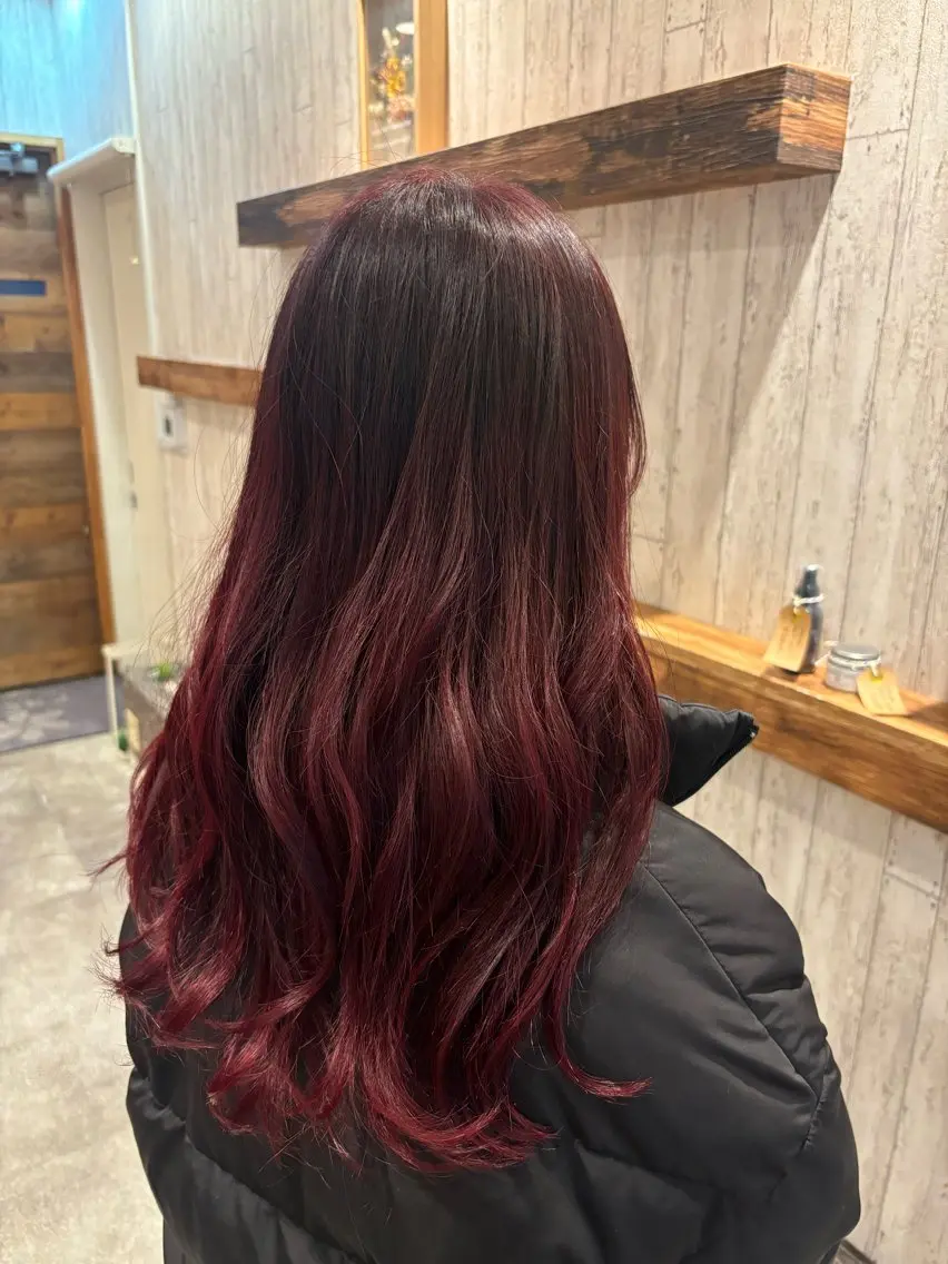 カラー レッドカラー 坂井 まりんのヘアスタイル