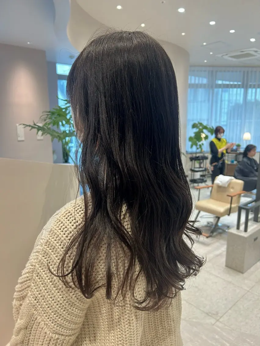 ロング カラー グレージュ 浅倉栞 /透明感カラーのヘアスタイル