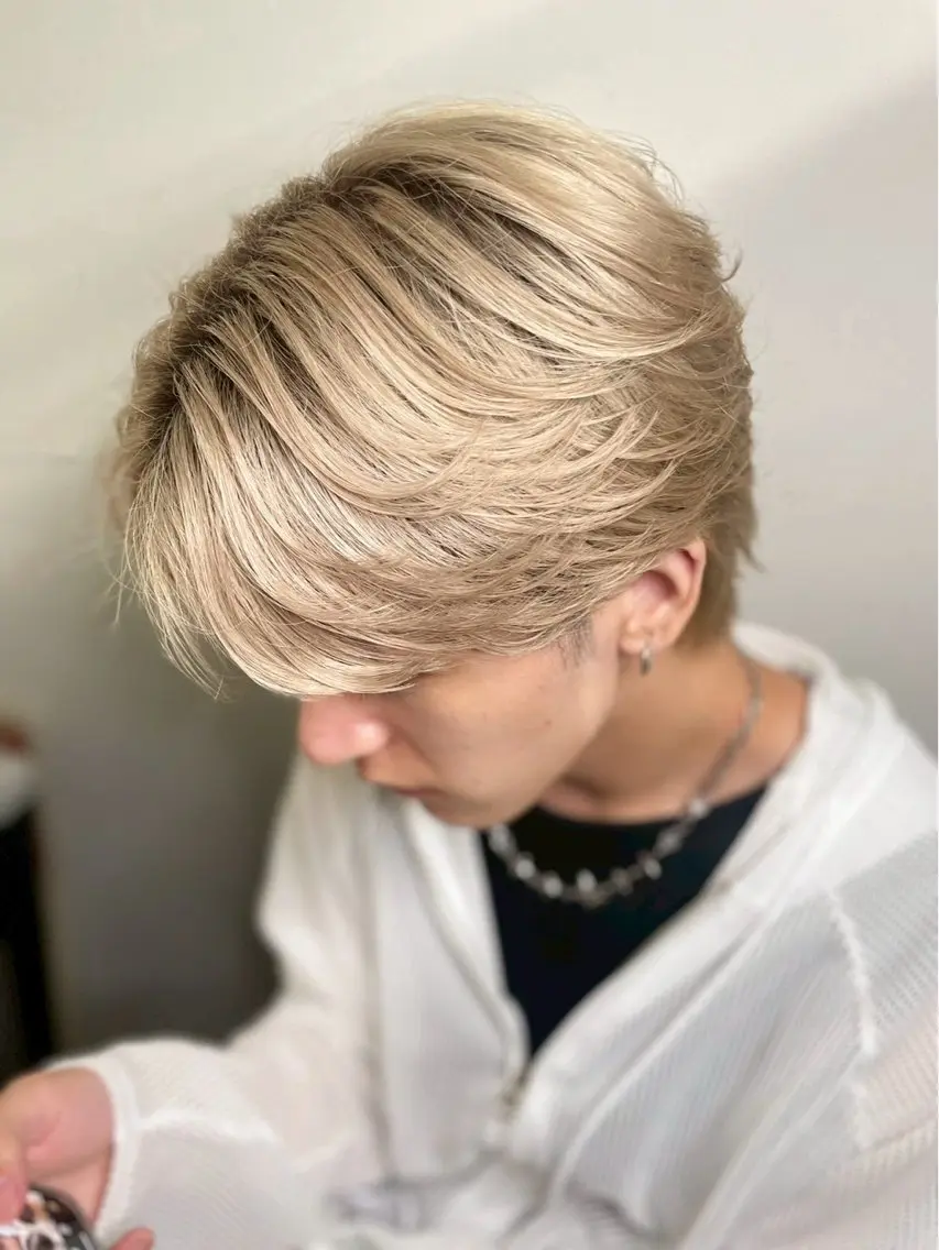 ショート カラー ブリーチ カット ヘアカラー 金田 颯太のヘアスタイル
